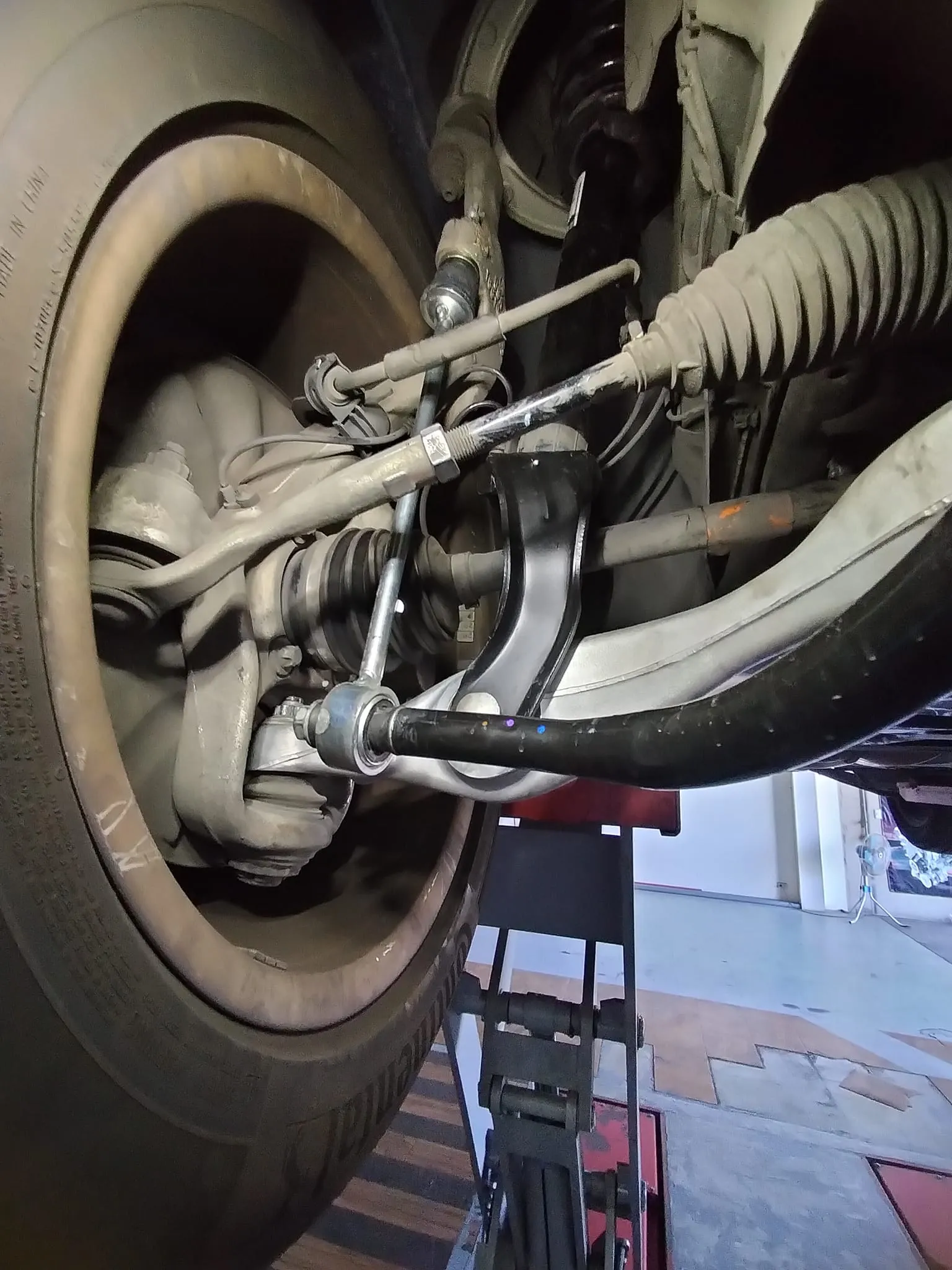 感謝曾董信任來廠保養愛車，維修電尾門老化更換，處理抖動底盤行駛異音！