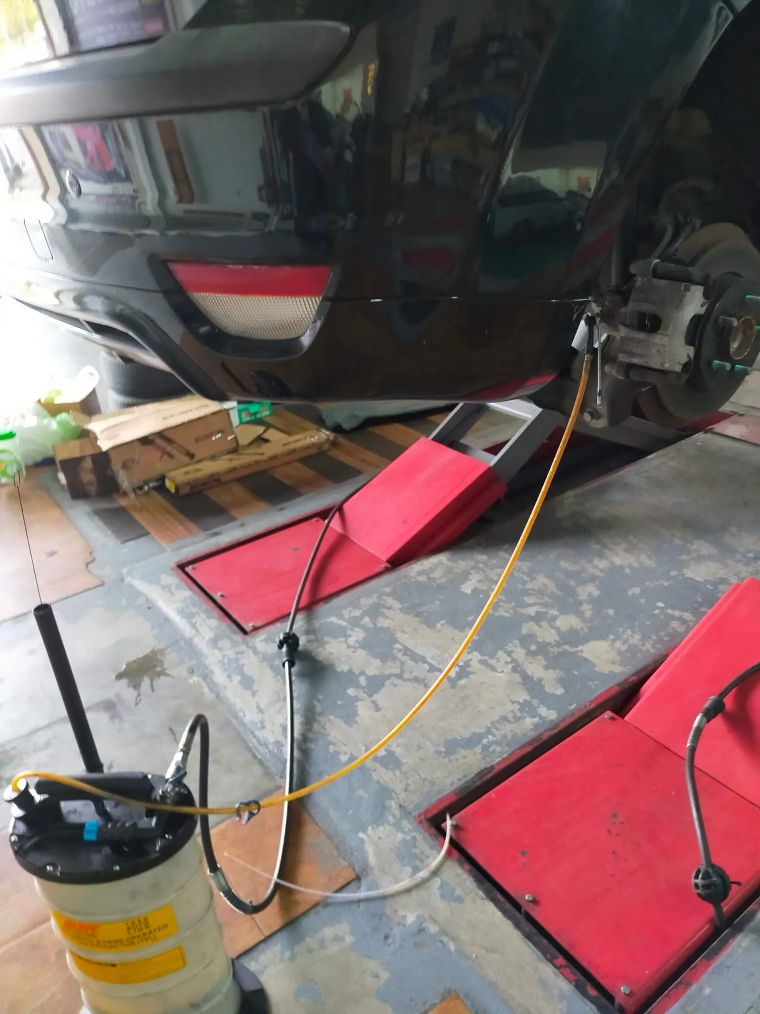 感謝好友謝董信任來廠酯定ER530機油保養愛車，變速箱油，煞車油，水箱精，電瓶，更換前後避震器！