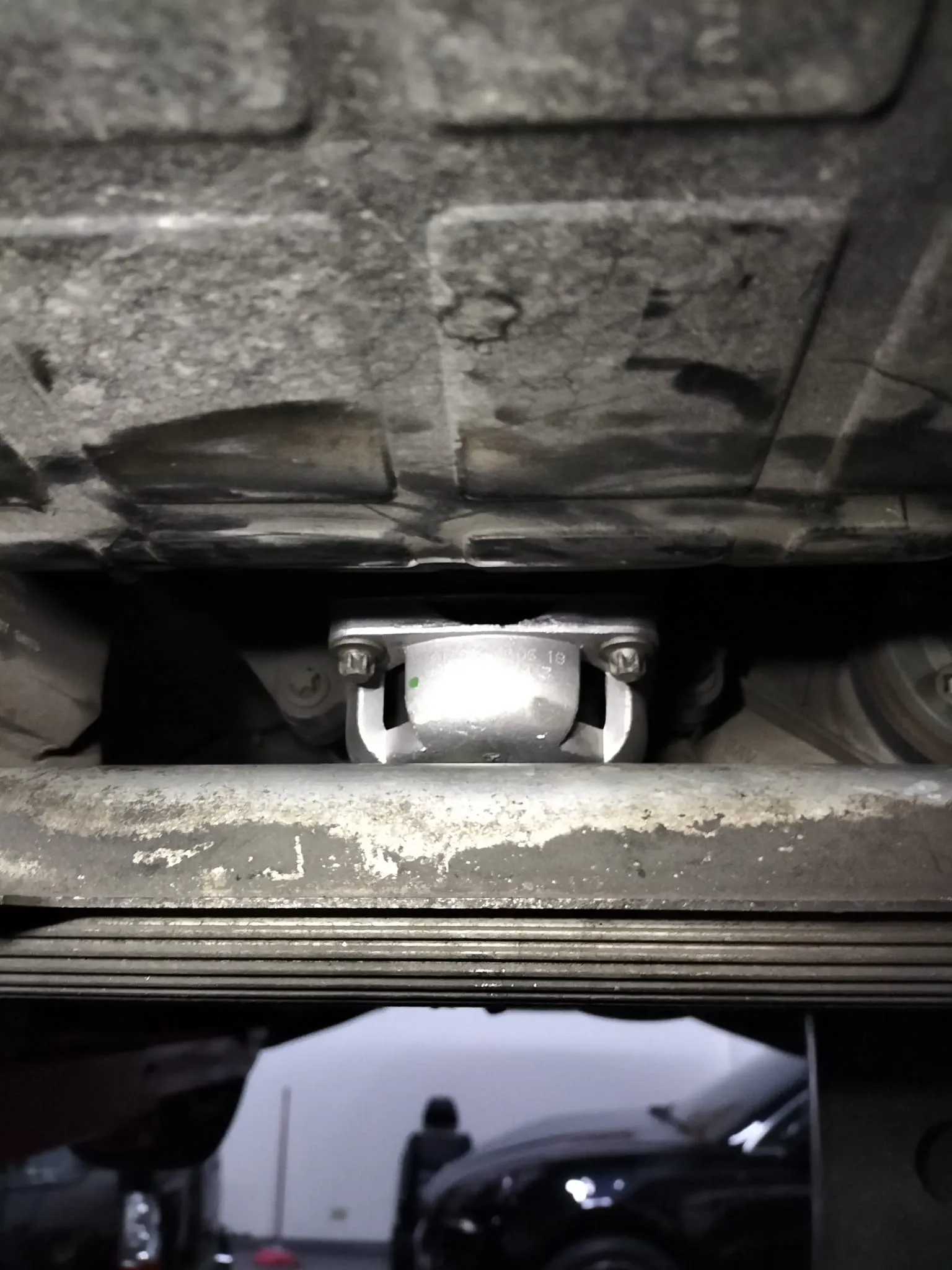 感謝曾董信任來廠保養愛車，維修電尾門老化更換，處理抖動底盤行駛異音！