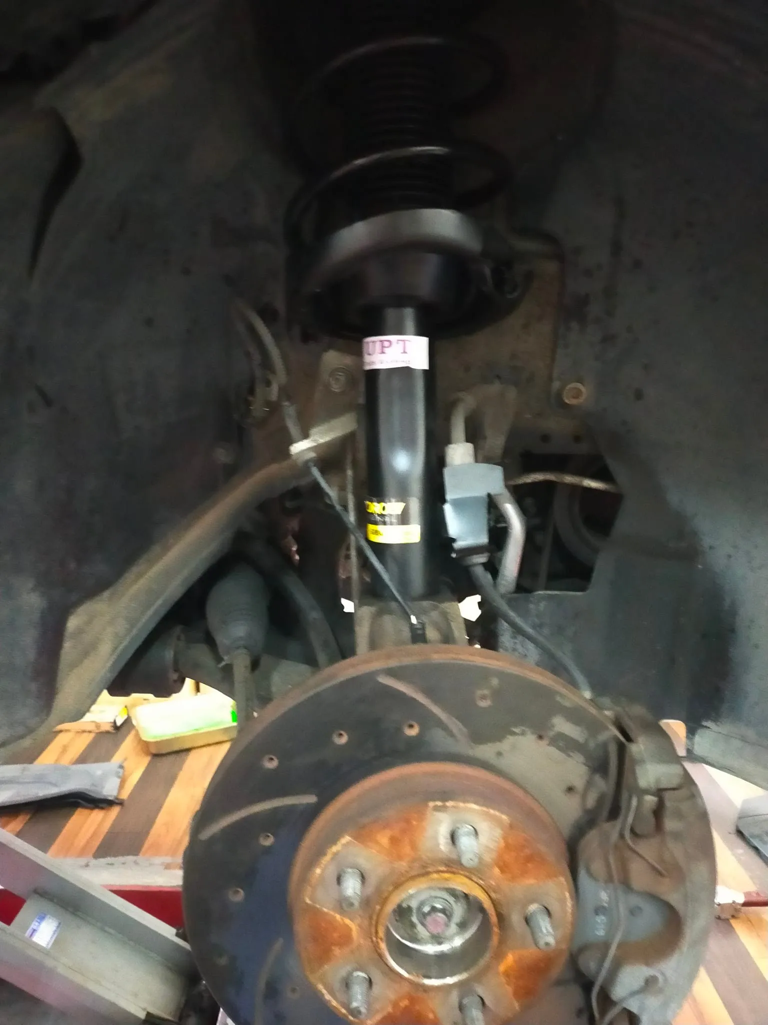 感謝好友謝董信任來廠酯定ER530機油保養愛車，變速箱油，煞車油，水箱精，電瓶，更換前後避震器！