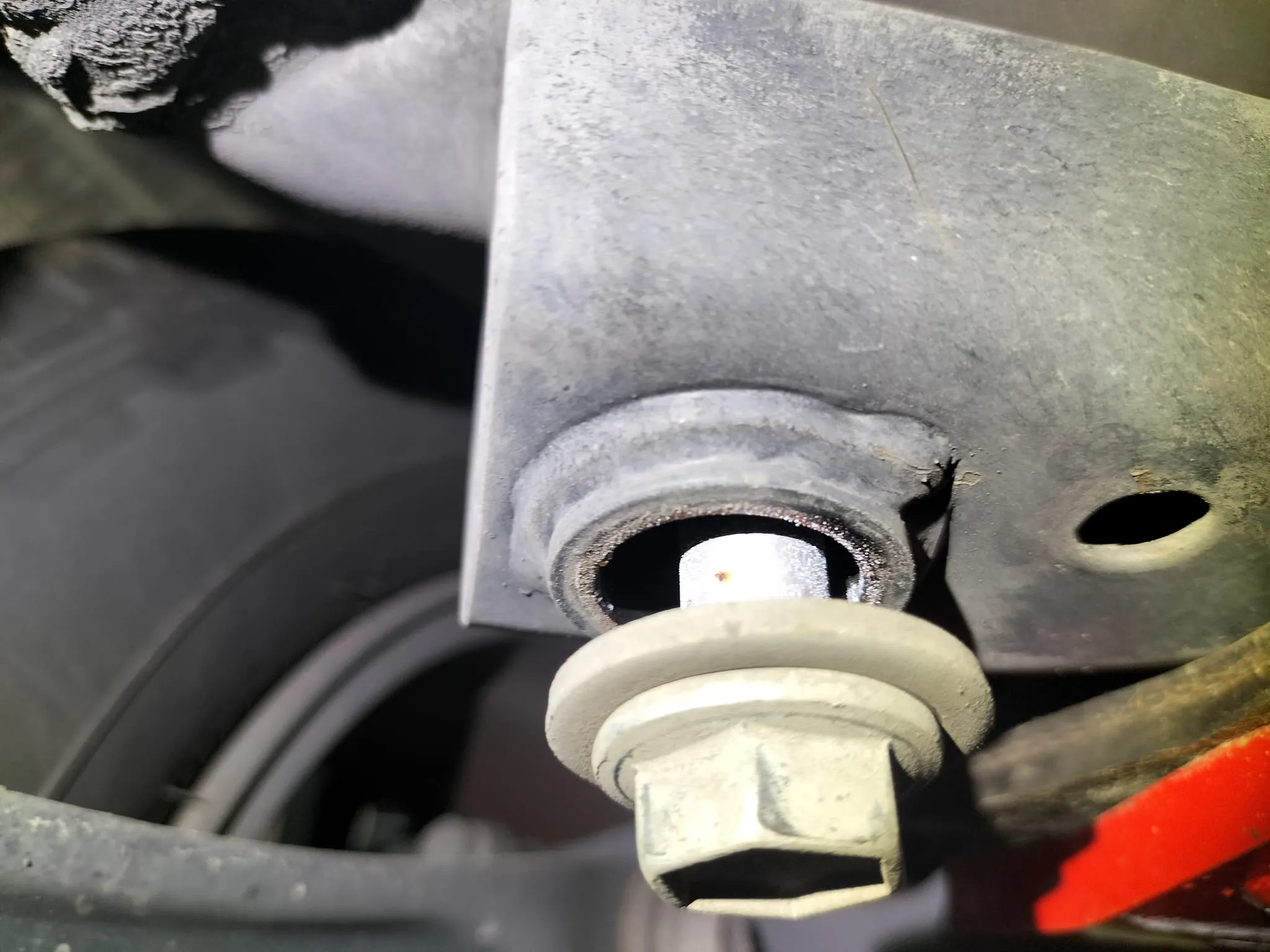 感謝指定中區富昇副車架製造所訂製安裝襯套