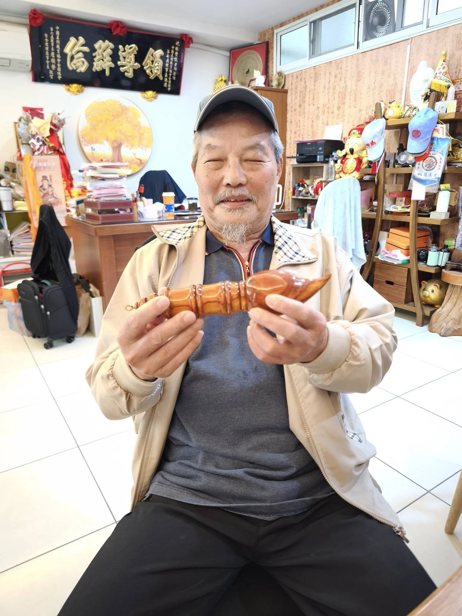 今天林定榮副理事長來看我，並且帶了一個台灣七彩亞杉的文昌筆