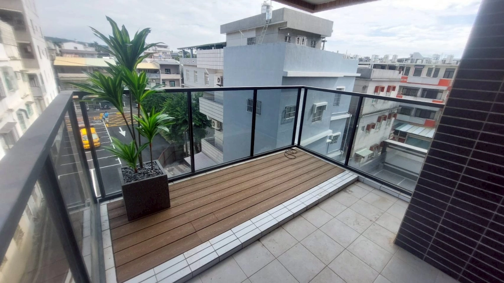 高雄厝陽台塑木地板