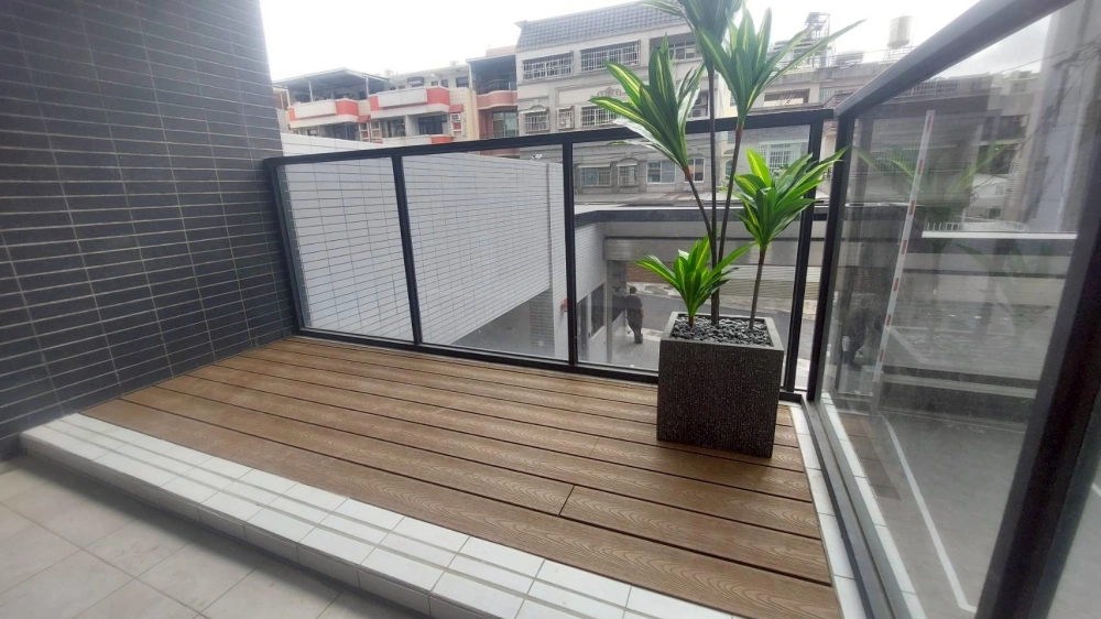 高雄厝陽台塑木地板