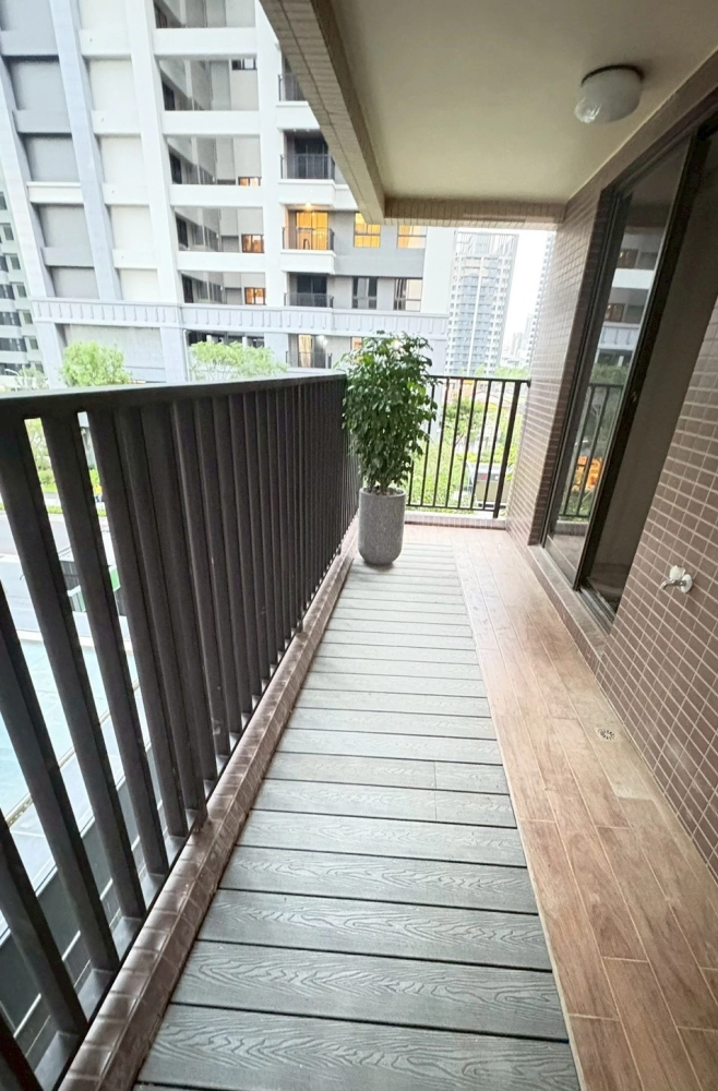高雄厝陽台塑木地板