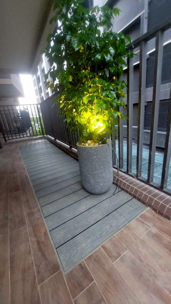 高雄厝陽台塑木地板