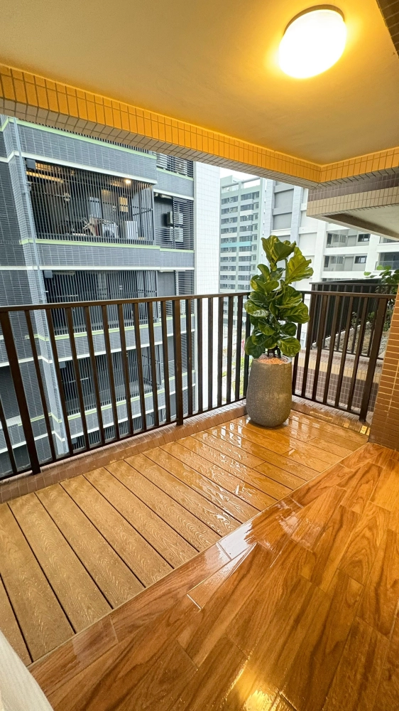 高雄厝陽台塑木地板