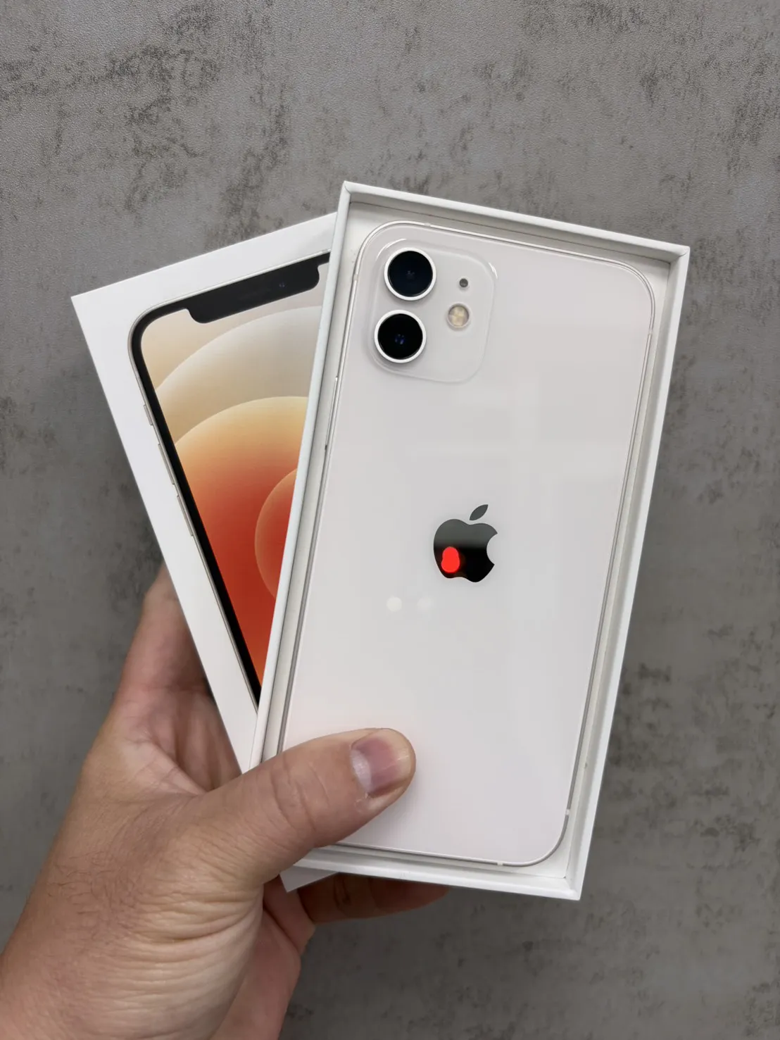 12 64G 白 電池77% #82