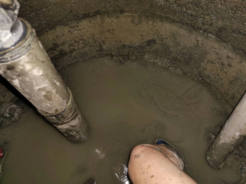 玉井區古井清除底泥作業-台南汙水池清洗