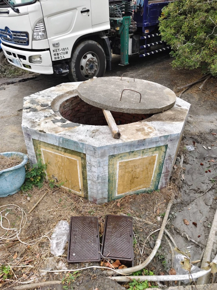 玉井區古井清除底泥作業-台南汙水池清洗