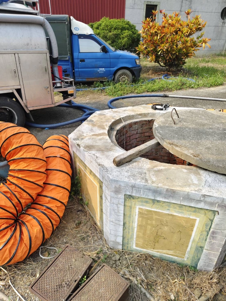 玉井區古井清除底泥作業-台南汙水池清洗