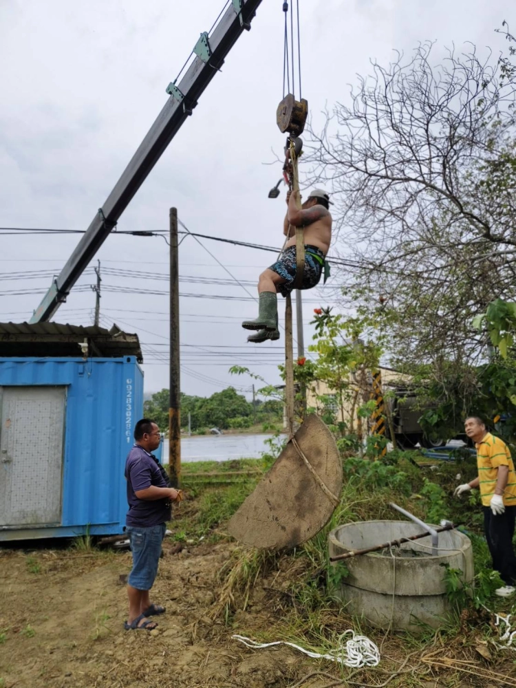玉井區古井清除底泥作業-台南汙水池清洗