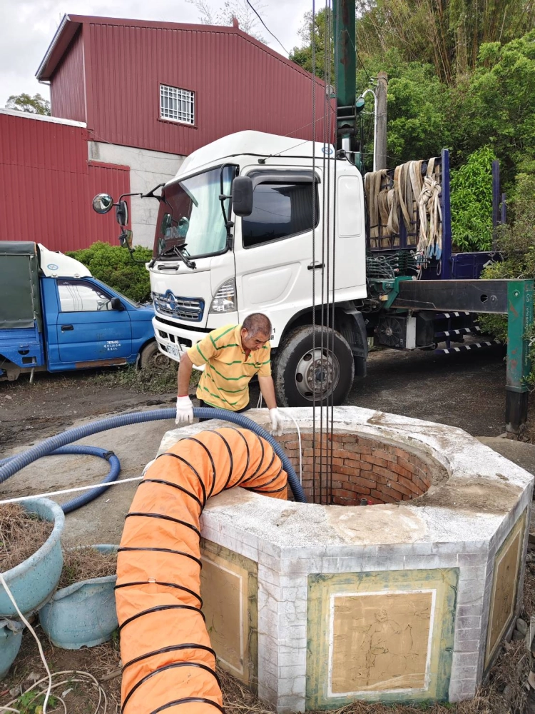 玉井區古井清除底泥作業-台南汙水池清洗