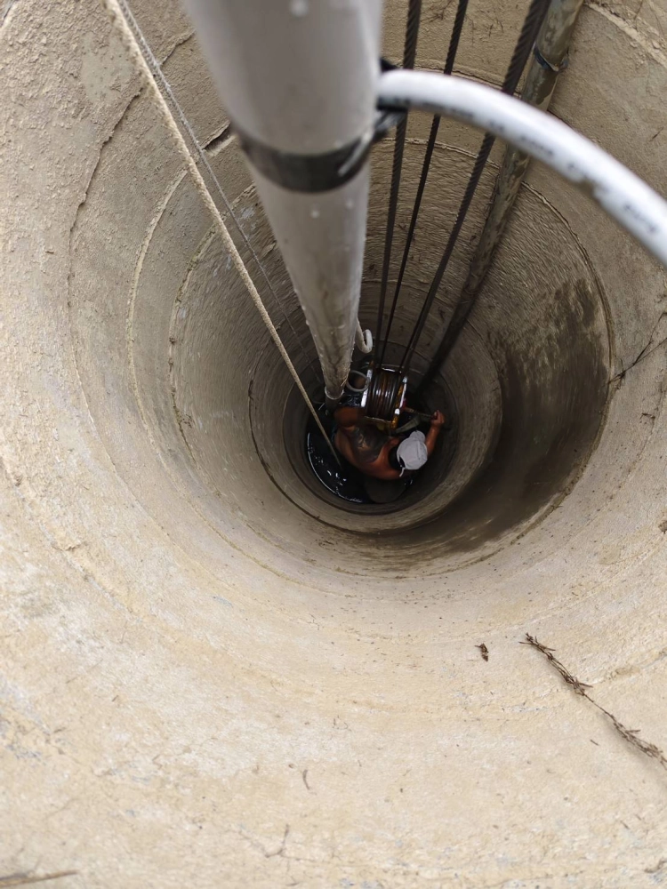 玉井區古井清除底泥作業-台南汙水池清洗