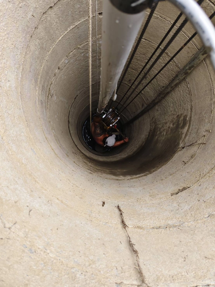 玉井區古井清除底泥作業-台南汙水池清洗