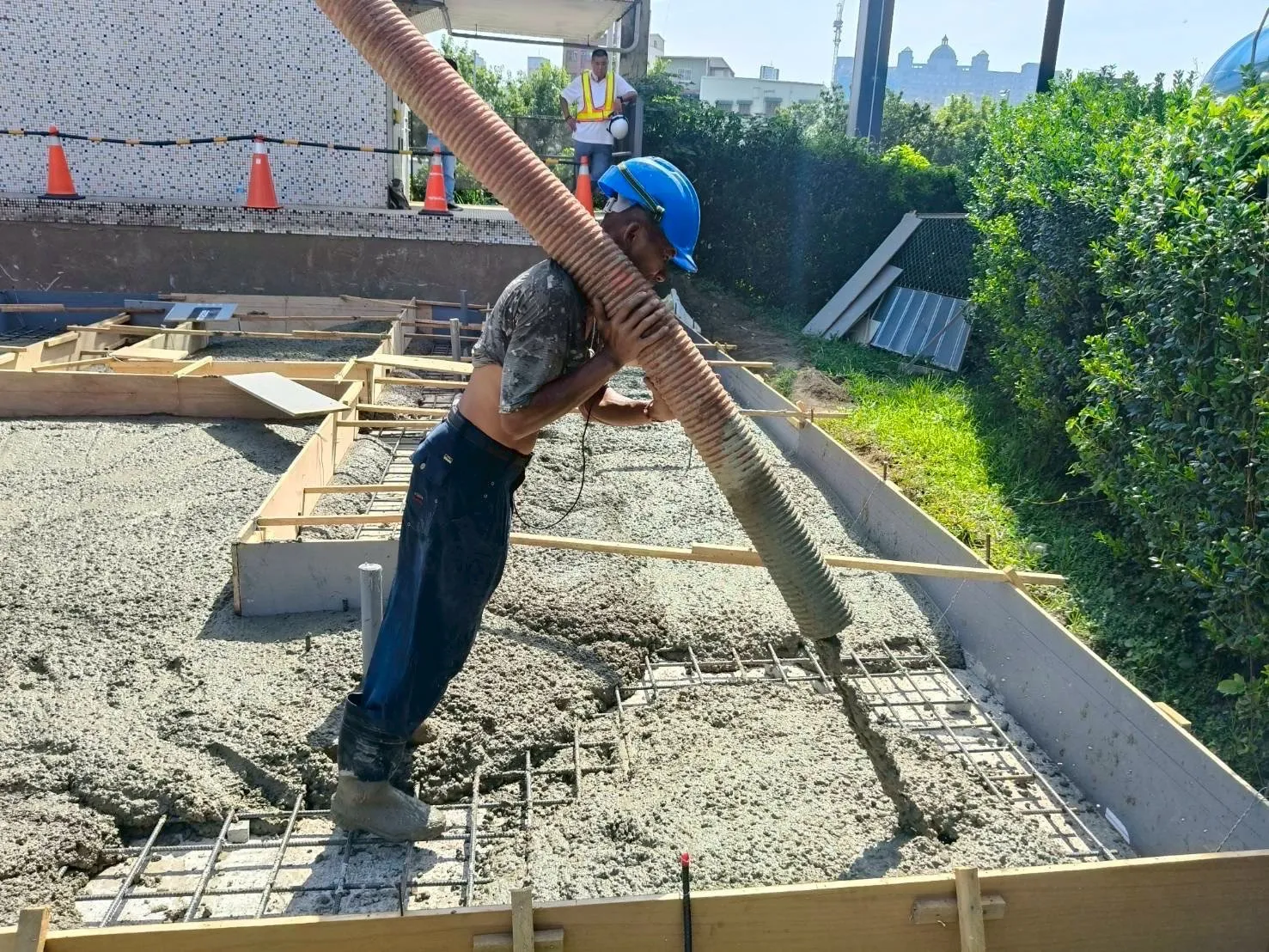 儲能櫃安裝與關鍵基礎設施建置