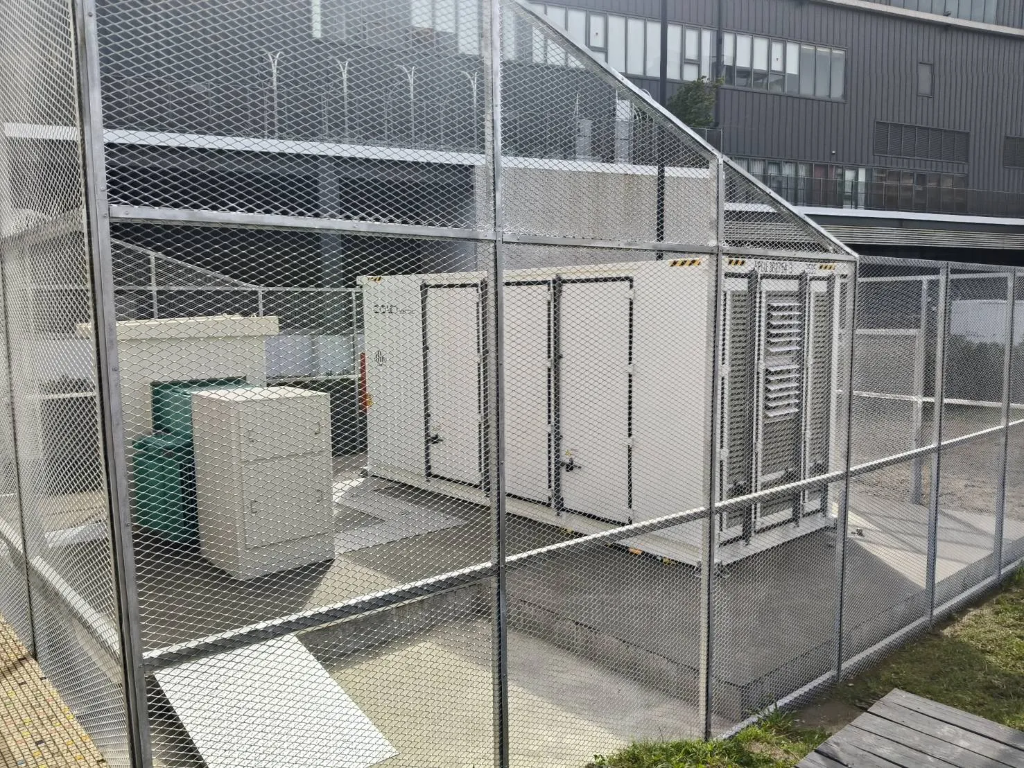 儲能櫃安裝與關鍵基礎設施建置