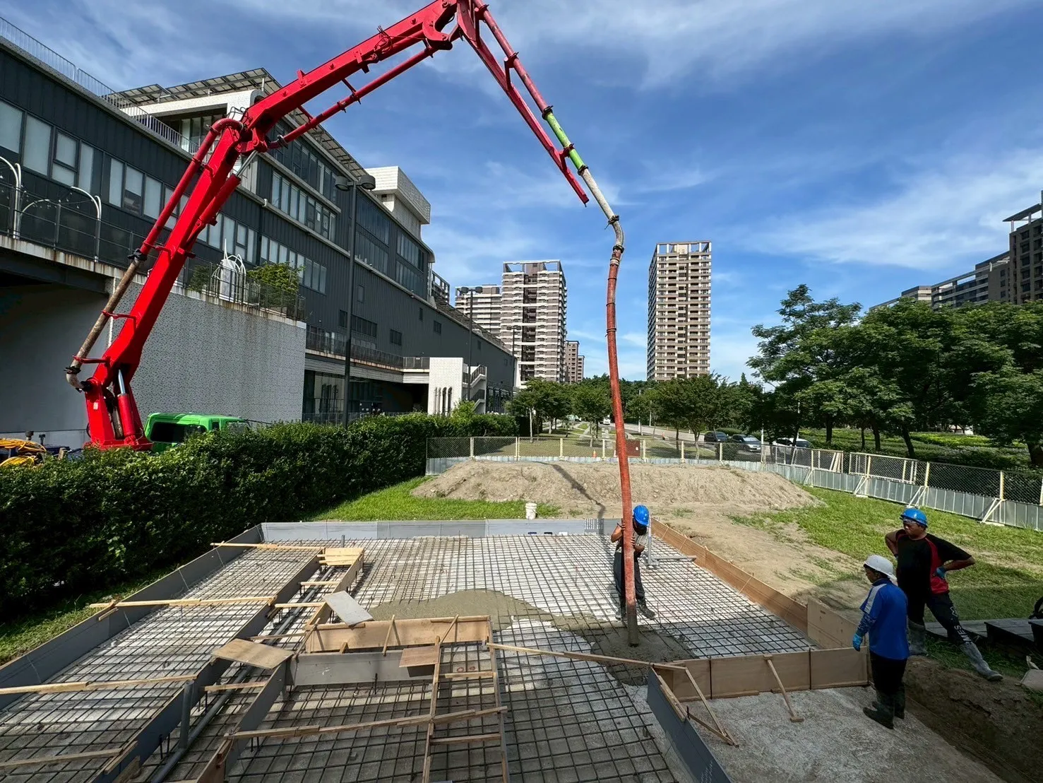 儲能櫃安裝與關鍵基礎設施建置