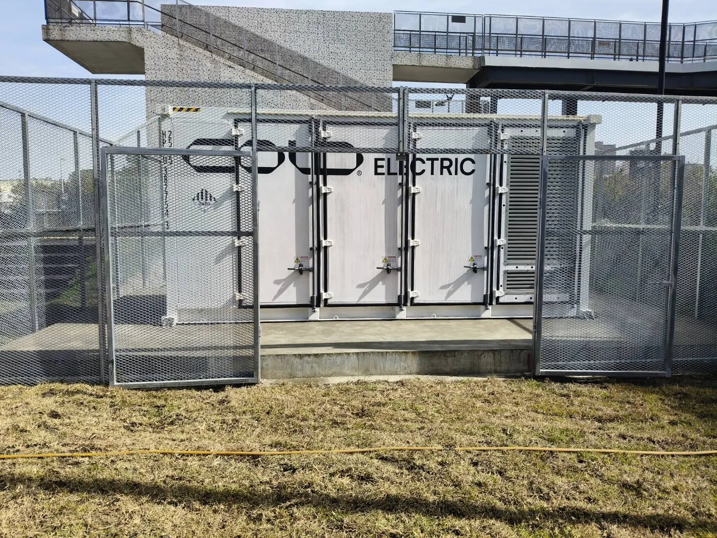 儲能櫃安裝與關鍵基礎設施建置