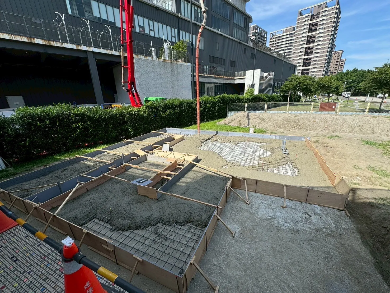 儲能櫃安裝與關鍵基礎設施建置