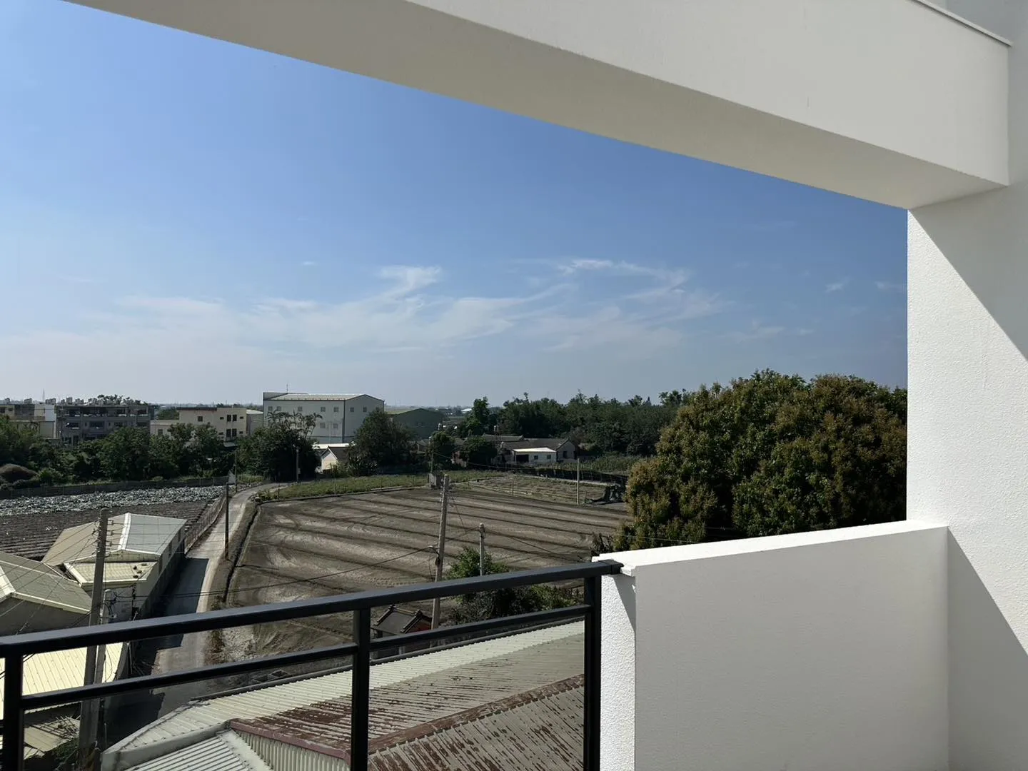 白色建築映襯藍天田野