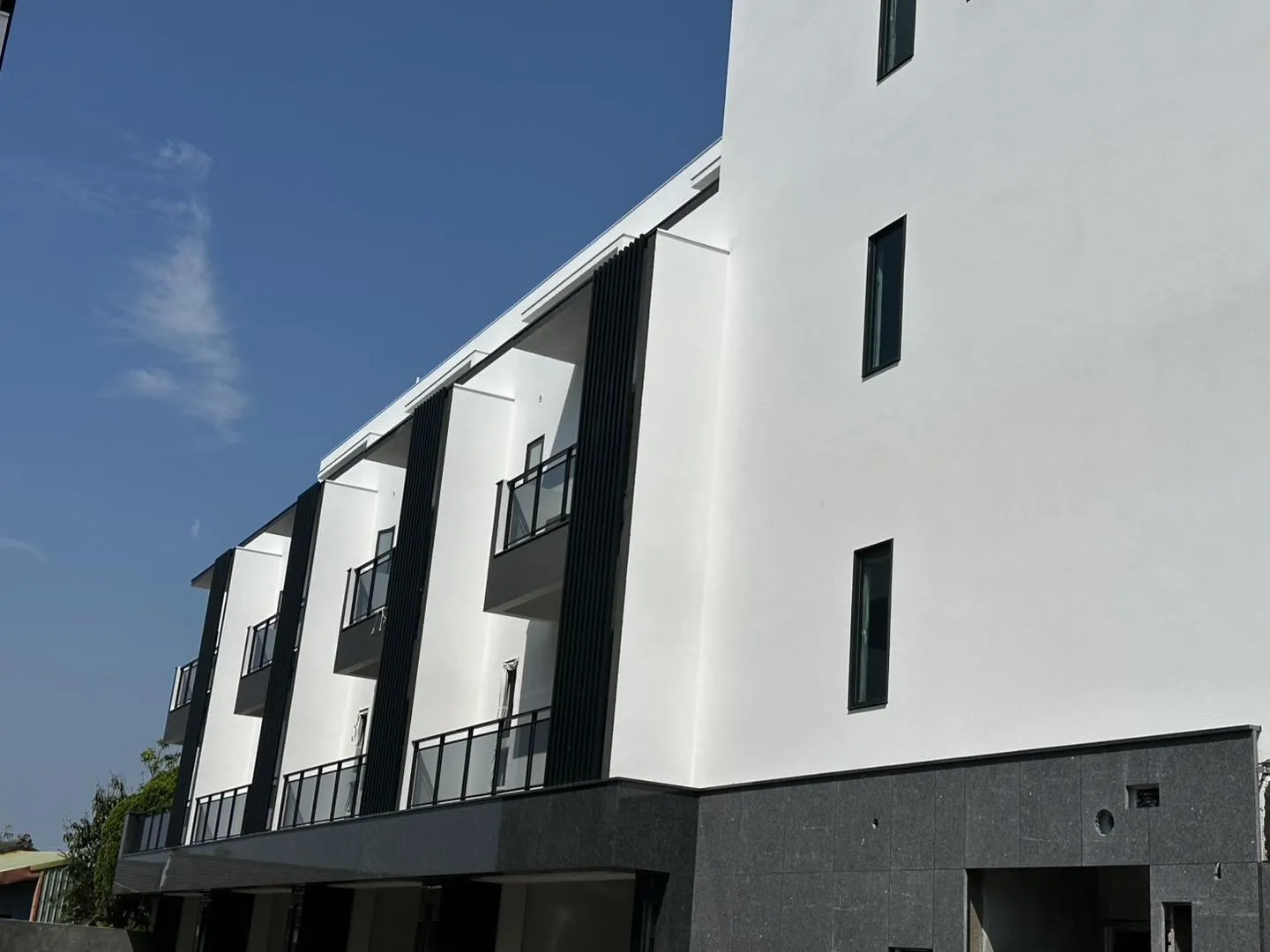 建築特寫與綠色背景