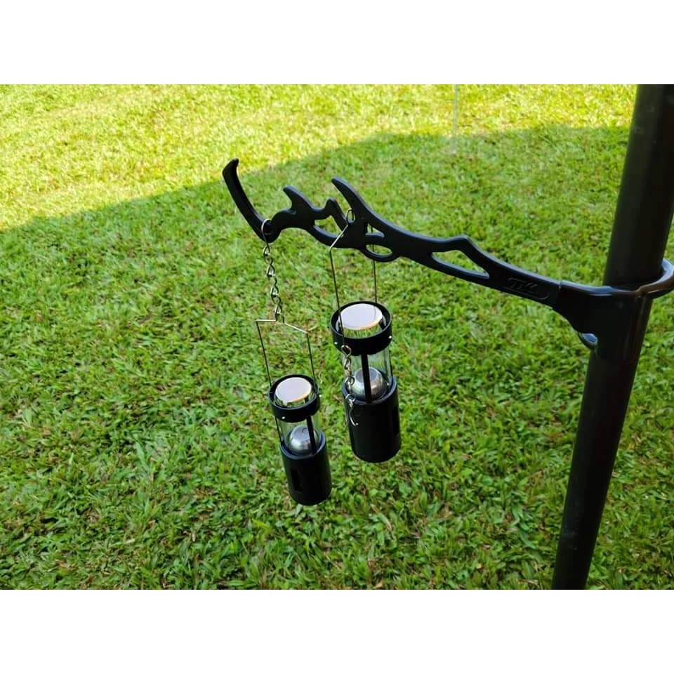 【綠色工場】TKS 上帝之手 掛勾 夾式營柱掛勾 營燈架 豬尾巴 多功能掛勾 鐵件 工業風格 鑄鐵風格 露營美學