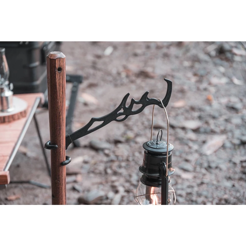 【綠色工場】TKS 上帝之手 掛勾 夾式營柱掛勾 營燈架 豬尾巴 多功能掛勾 鐵件 工業風格 鑄鐵風格 露營美學