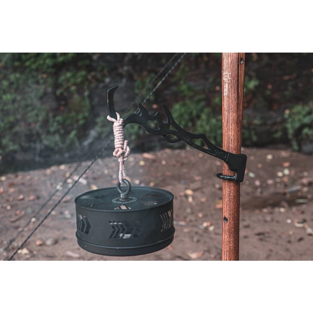 【綠色工場】TKS 上帝之手 掛勾 夾式營柱掛勾 營燈架 豬尾巴 多功能掛勾 鐵件 工業風格 鑄鐵風格 露營美學