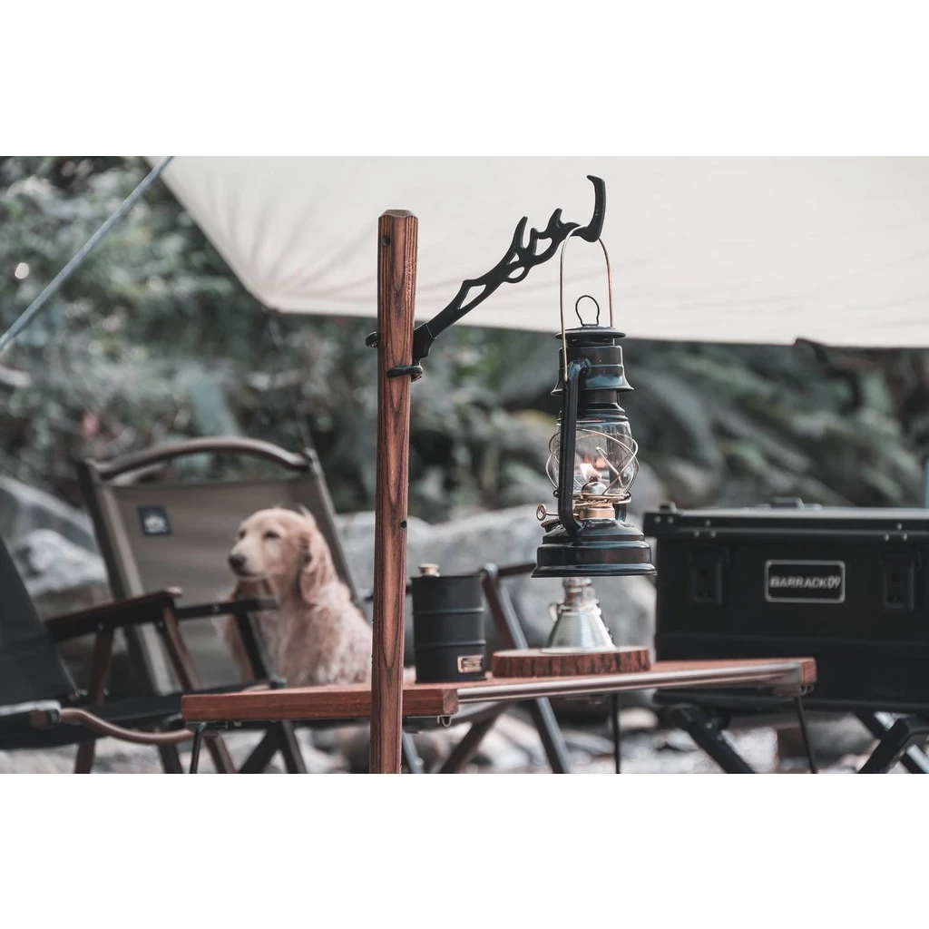 【綠色工場】TKS 上帝之手 掛勾 夾式營柱掛勾 營燈架 豬尾巴 多功能掛勾 鐵件 工業風格 鑄鐵風格 露營美學