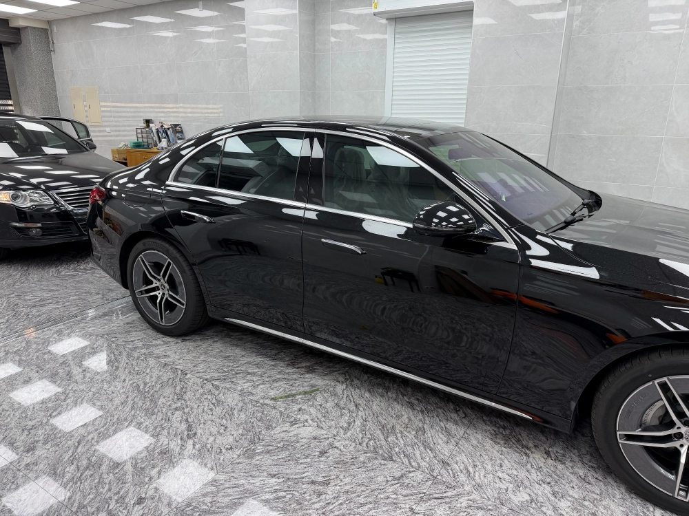 Mercedes-Benz E300 ｜桑瑪克<br>前檔 smart RR70、車身 XC40max