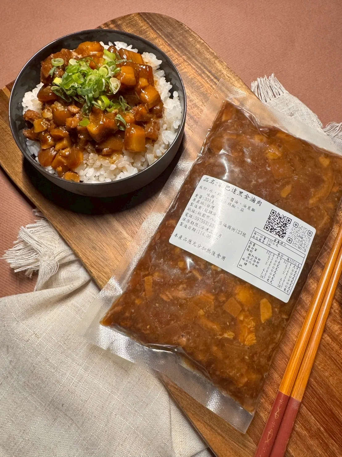 黏巴達黑金滷肉飯