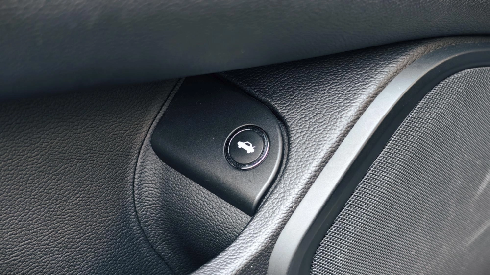 瑪莎拉蒂SQ4安裝鏡片盲點+電動尾門