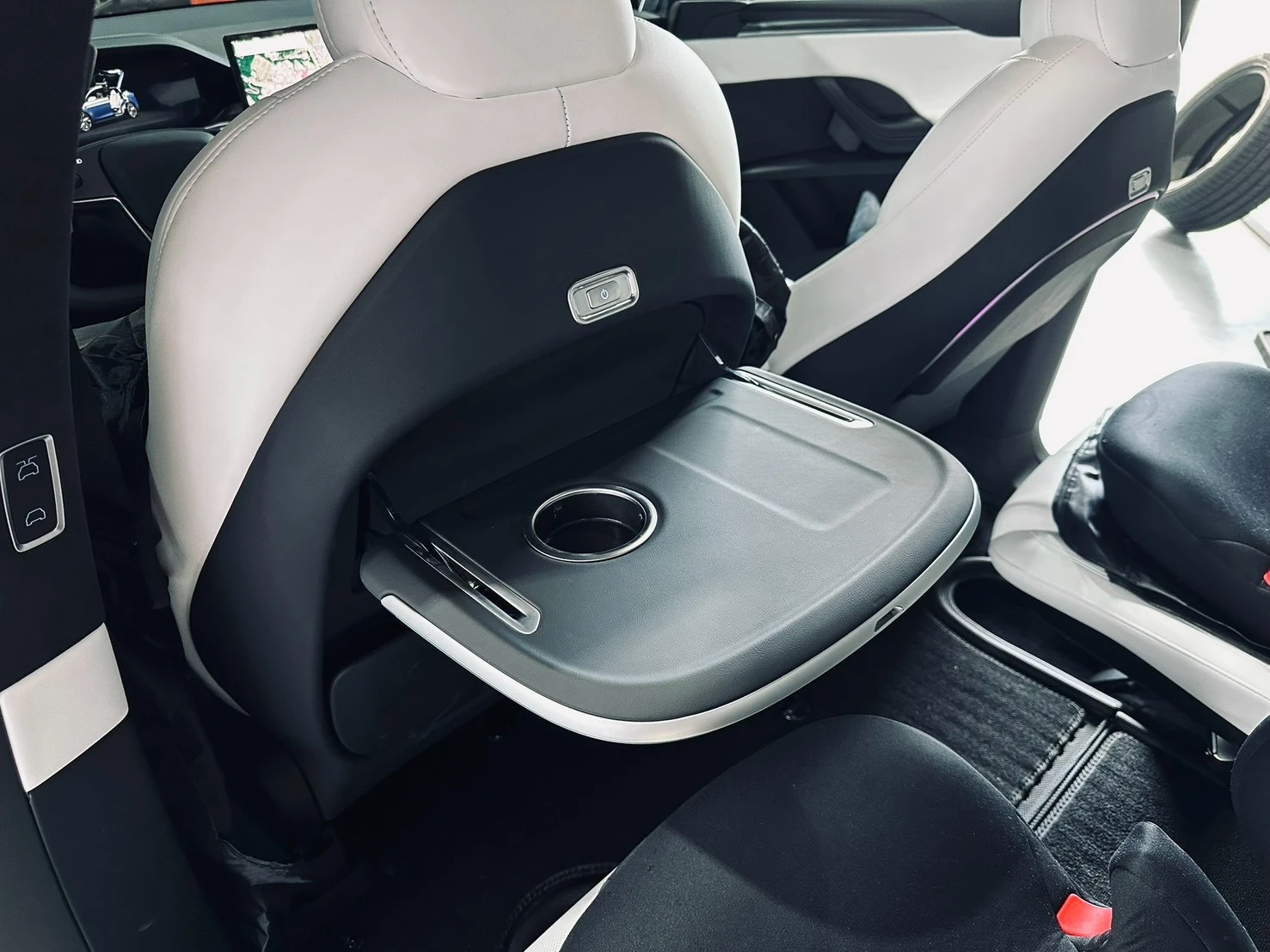 MONDEO Y｜電動椅背桌板安裝實績