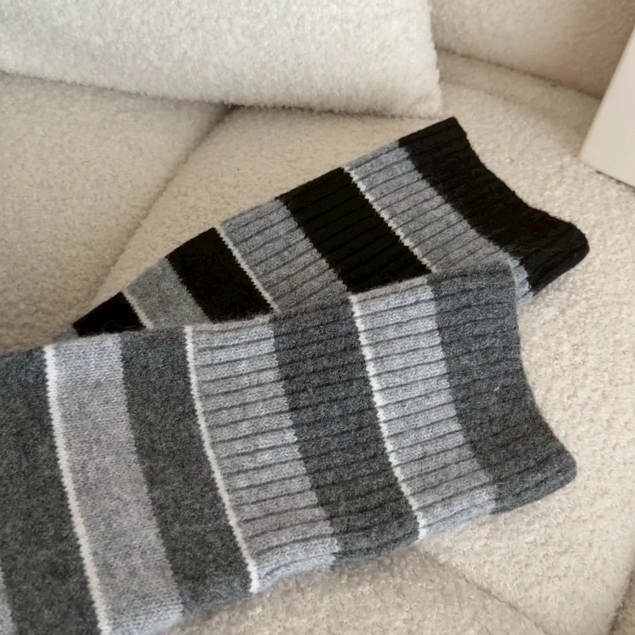 撞色橫條翻領毛衣