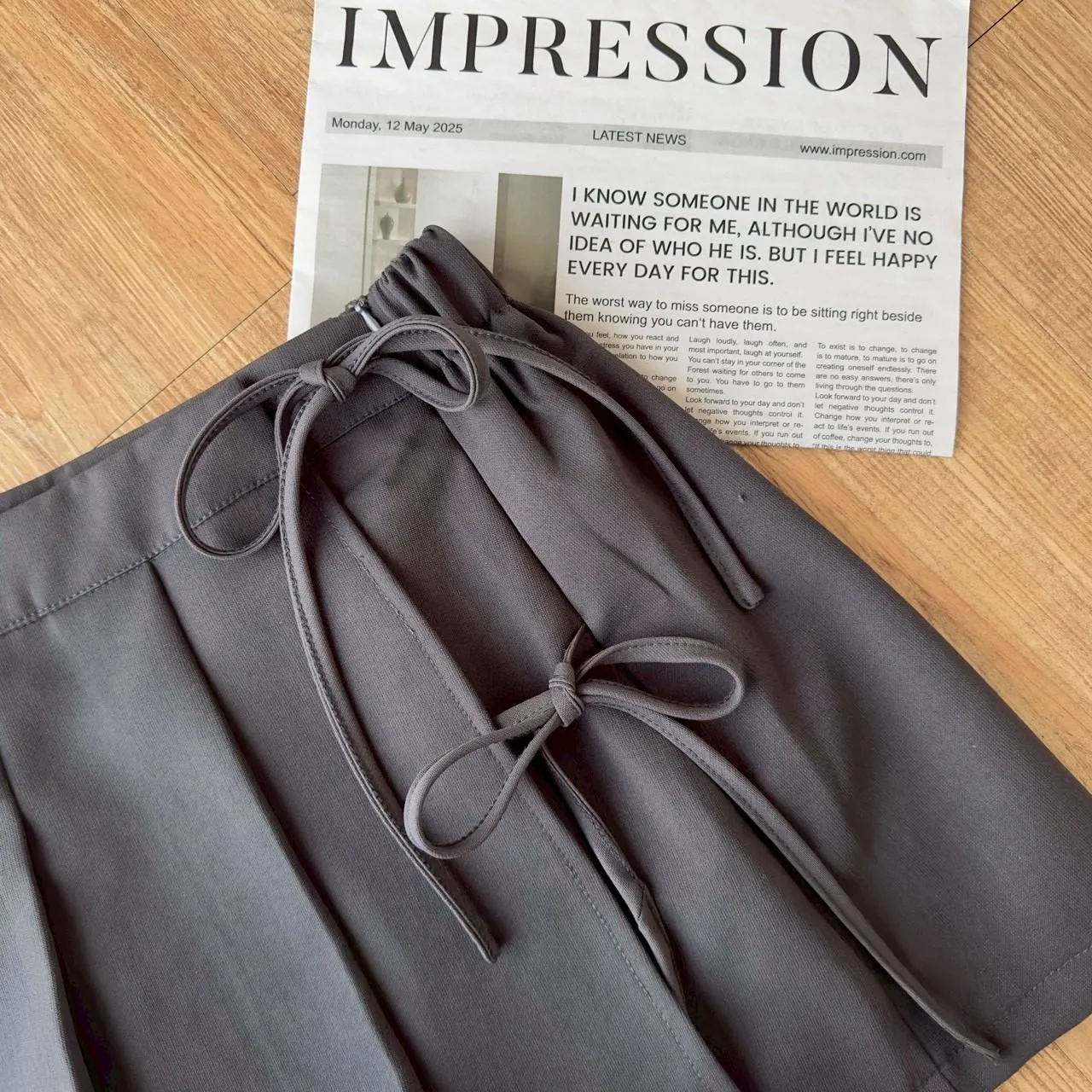 綁帶造型百褶西裝短裙