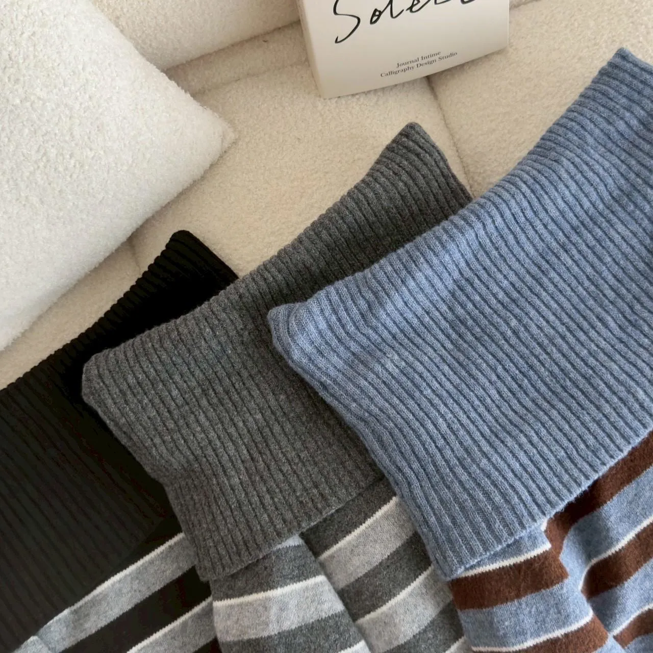 撞色橫條翻領毛衣