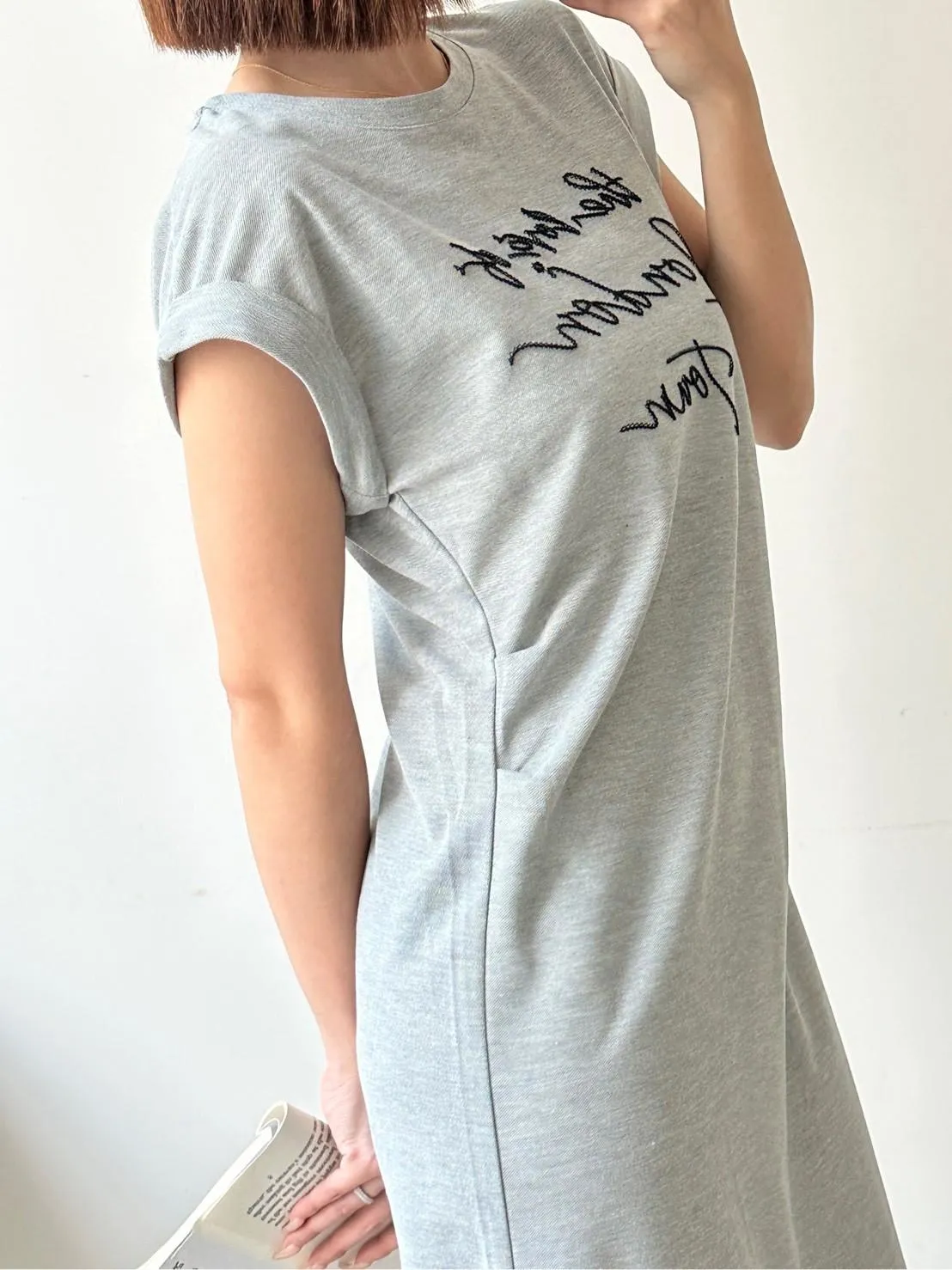 英文草寫刺繡反折長洋裝