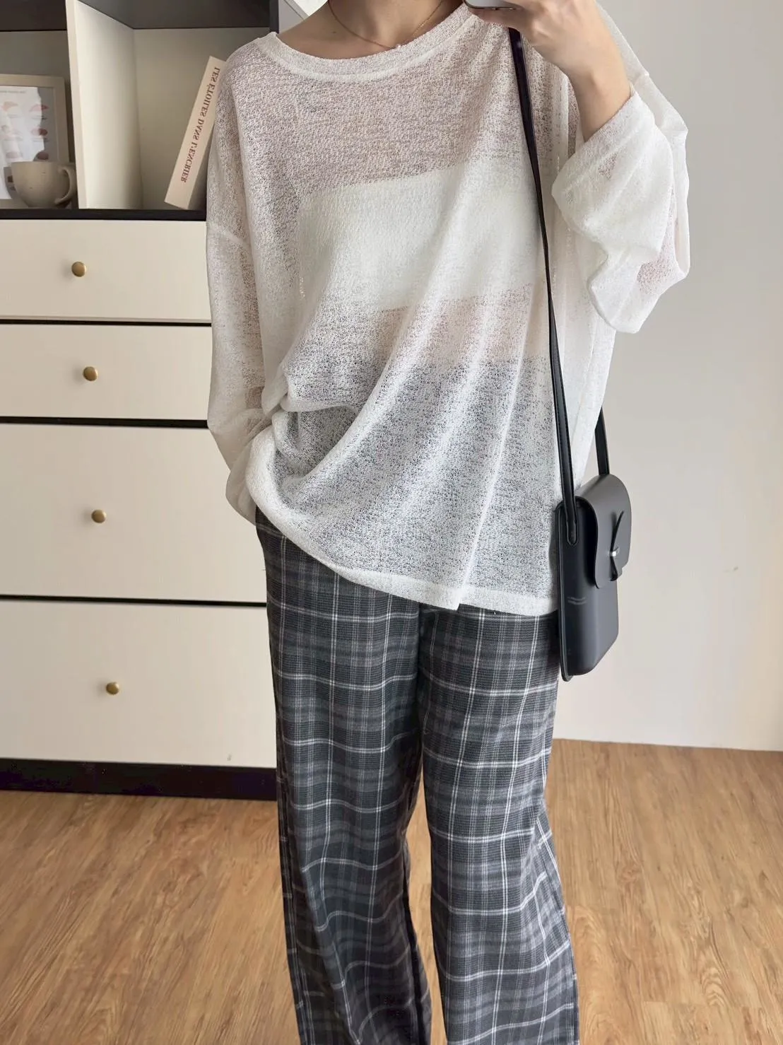 混紗圓領後交叉綁帶造型上衣