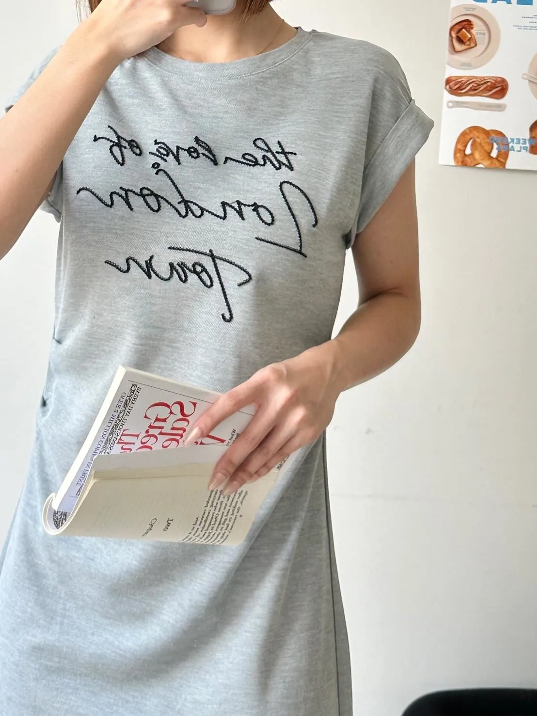 英文草寫刺繡反折長洋裝
