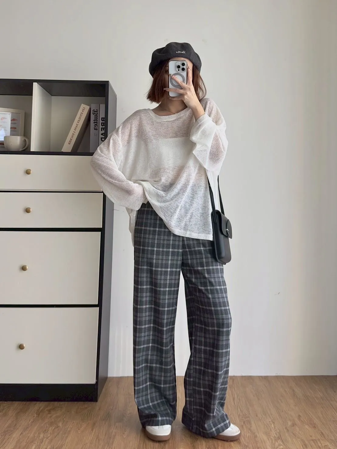 混紗圓領後交叉綁帶造型上衣