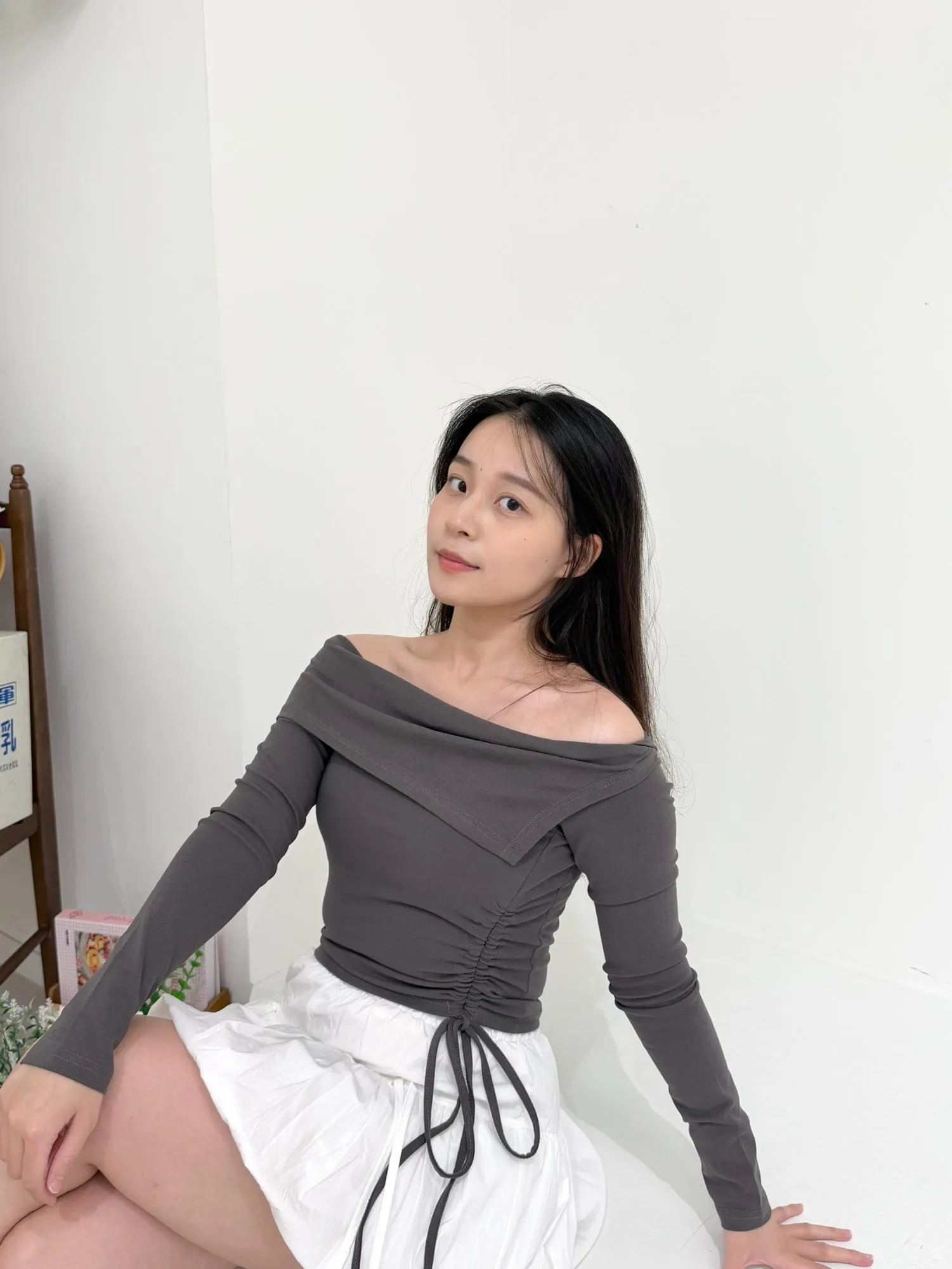 側綁繩一字領造型固定杯上衣