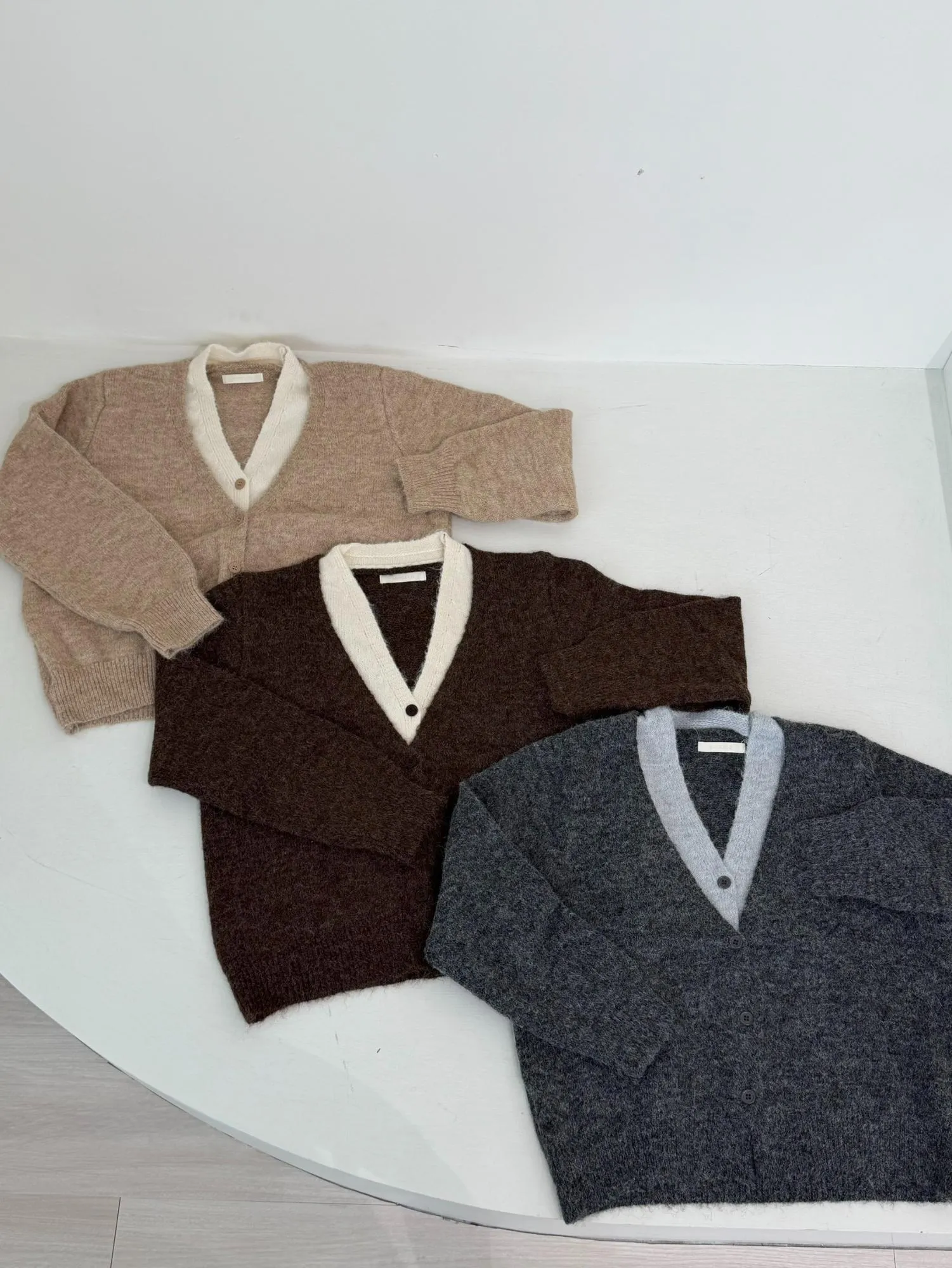 正韓柔軟拼色V領開衫