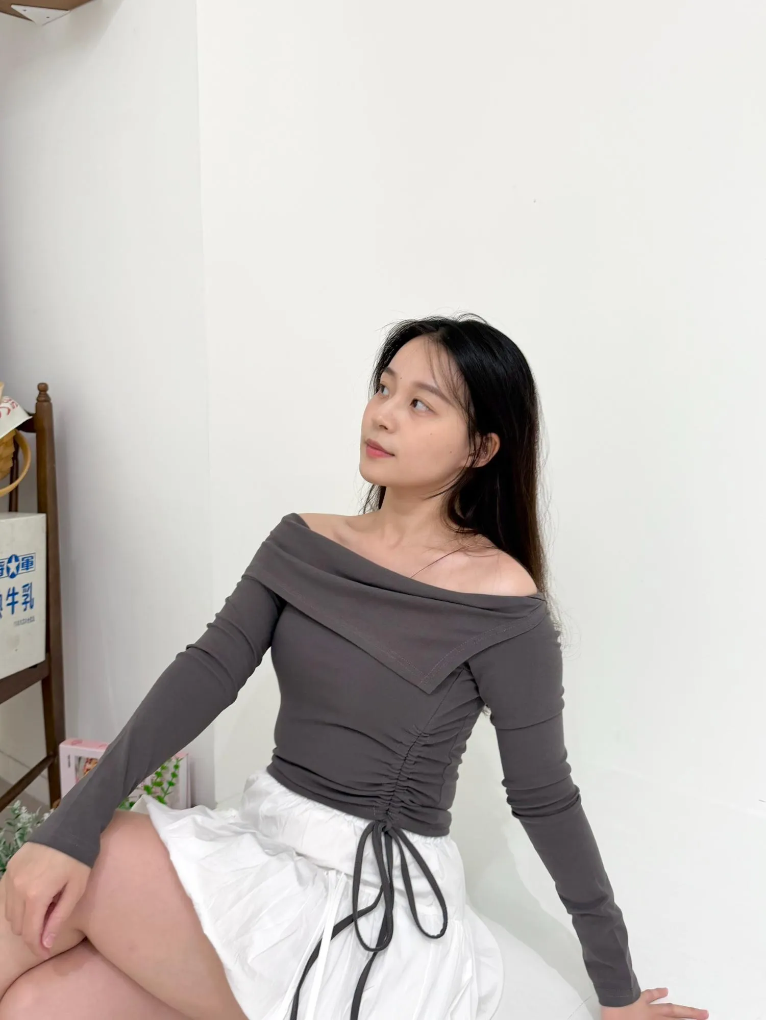 側綁繩一字領造型固定杯上衣