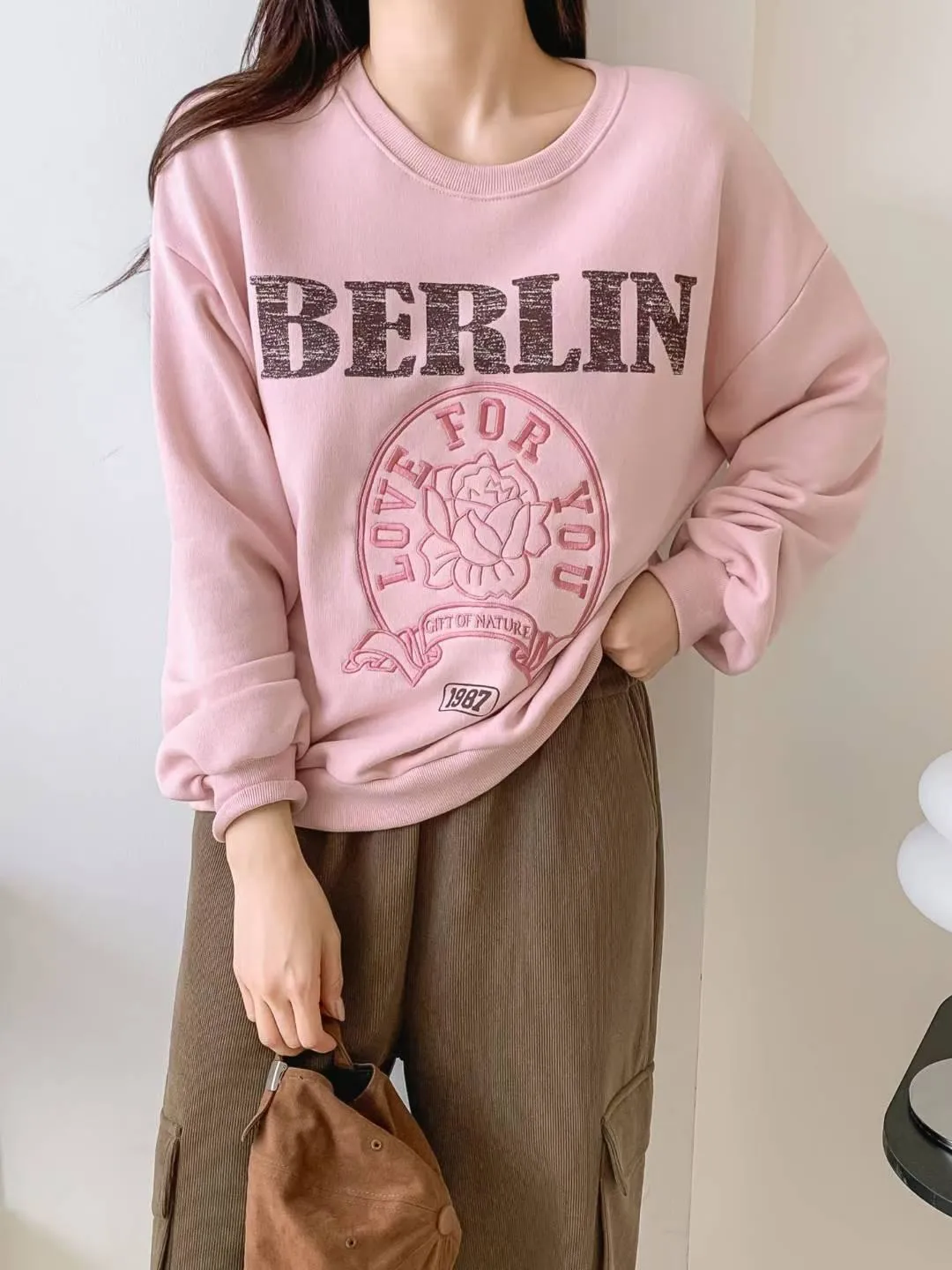 正韓玫瑰刺繡英字大學T