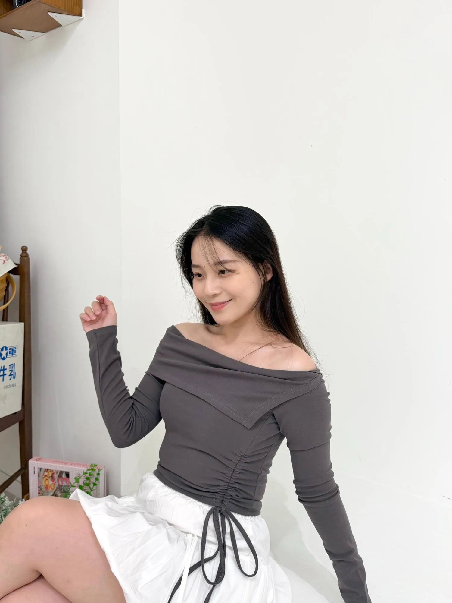 側綁繩一字領造型固定杯上衣