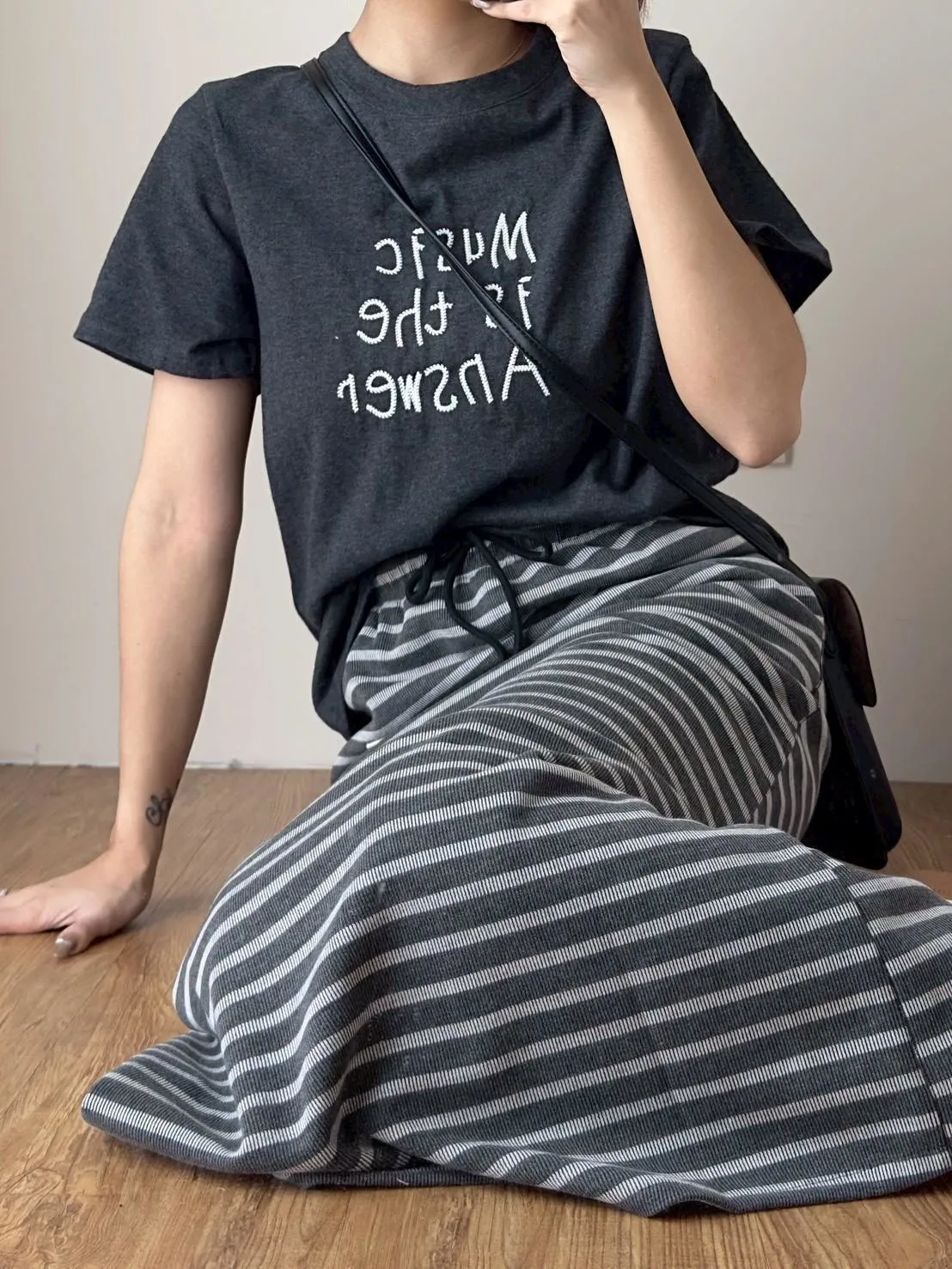 刺繡英文T恤➕披肩