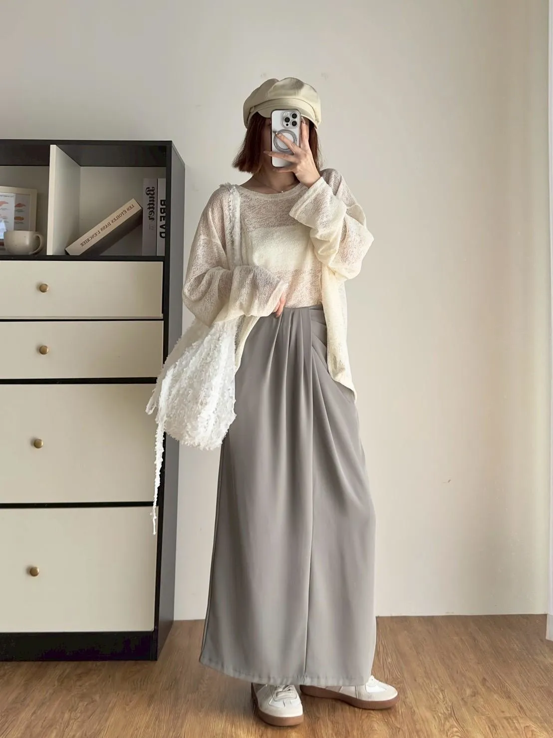 混紗圓領後交叉綁帶造型上衣