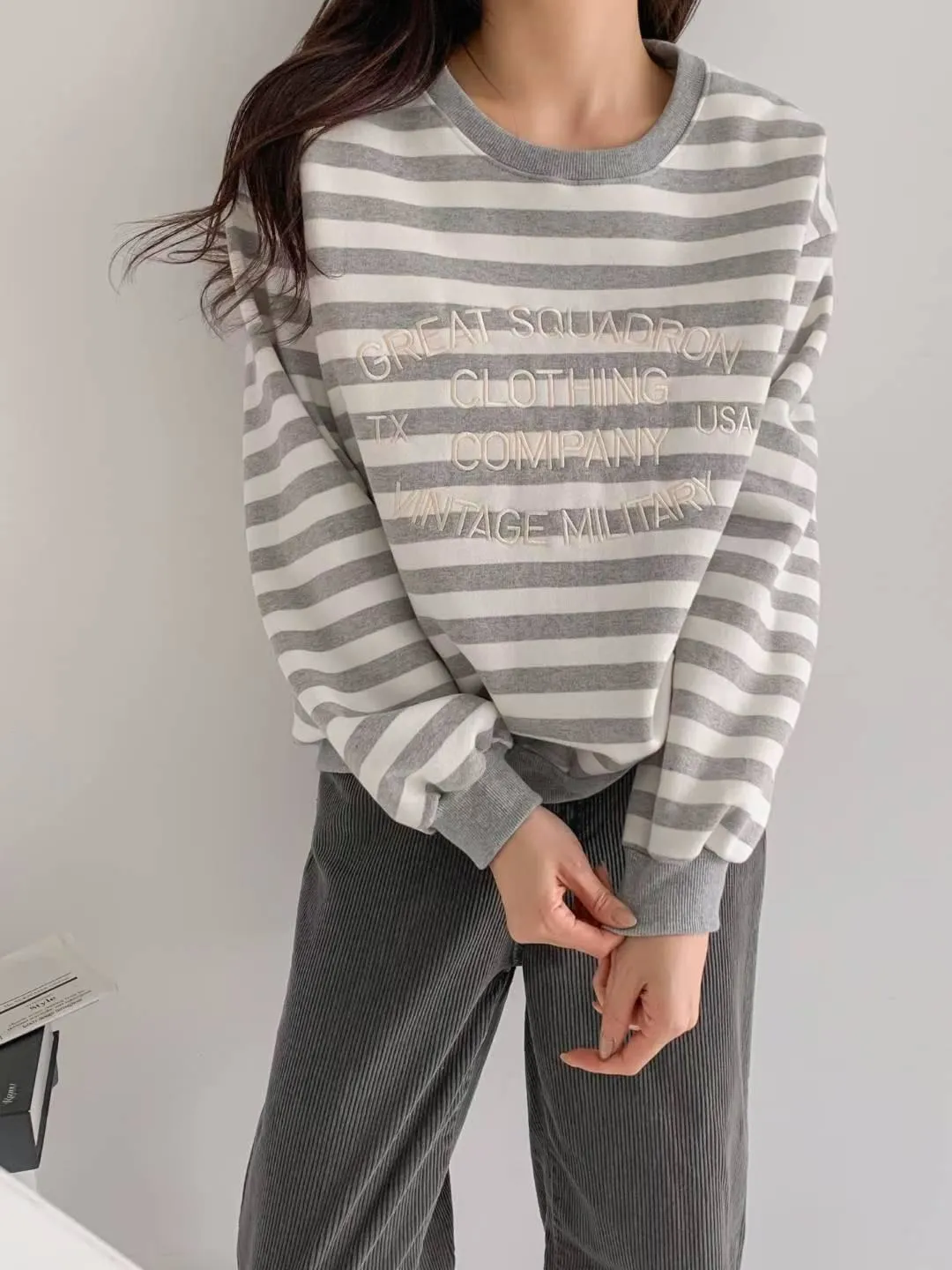 正韓條紋刺繡英字大學T