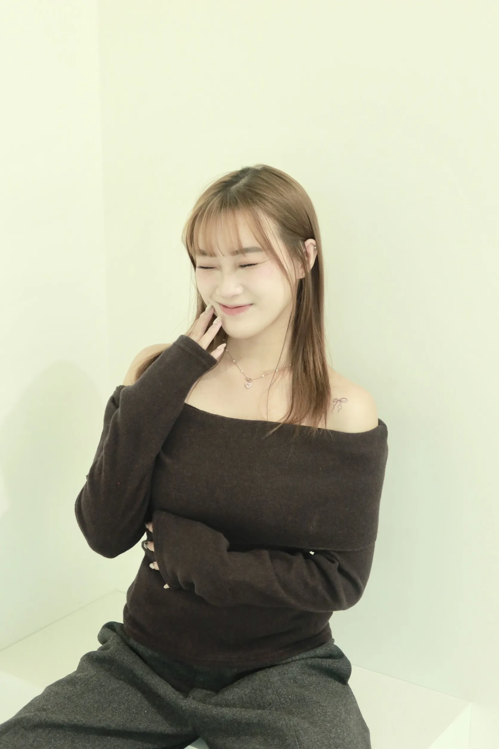 正韓修身露肩厚磅一字領